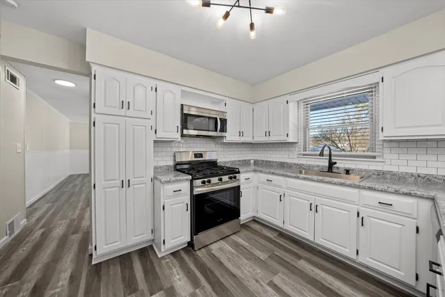 $385,000 | 225 East Francis Road, New Lenox, IL 60451