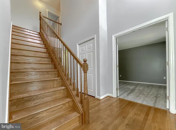 an empty room with closet and ceiling fan