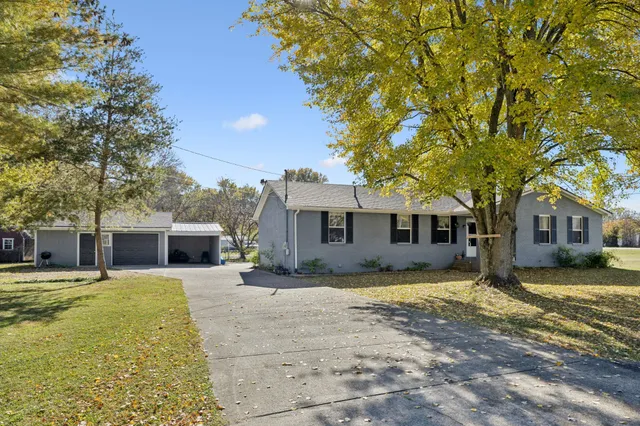 a view of a house with a yard