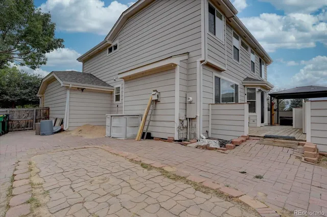 a view of a backyard