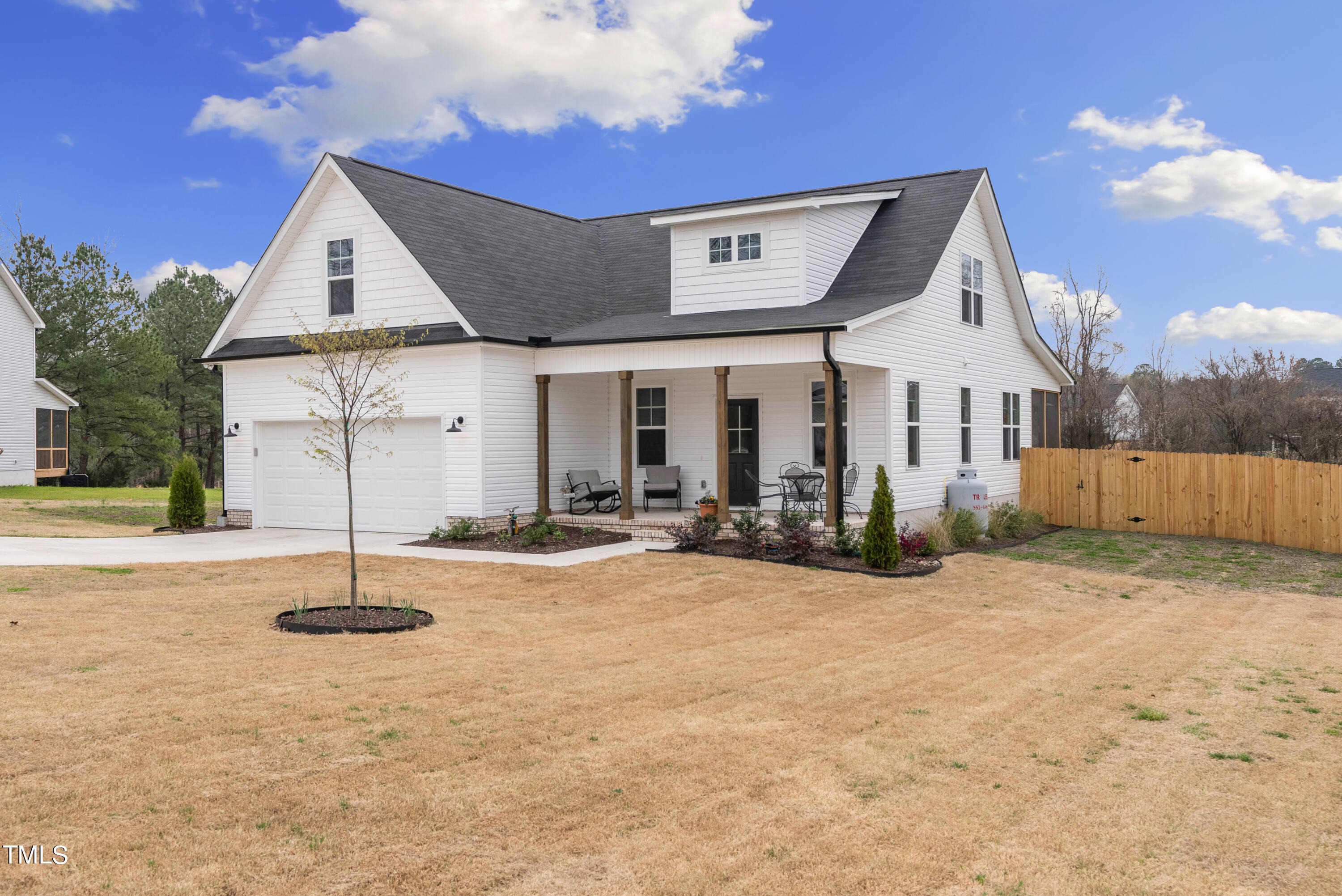 a view of a house with sink and yard