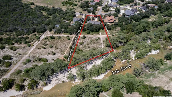 a view of yard with green space