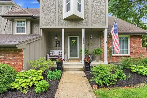 $674,900 | 2229 West 121st Street, Leawood, KS 66209