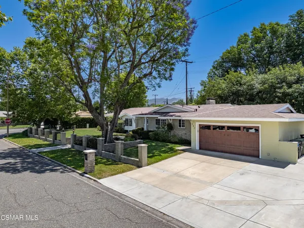 a view of a house with a yard