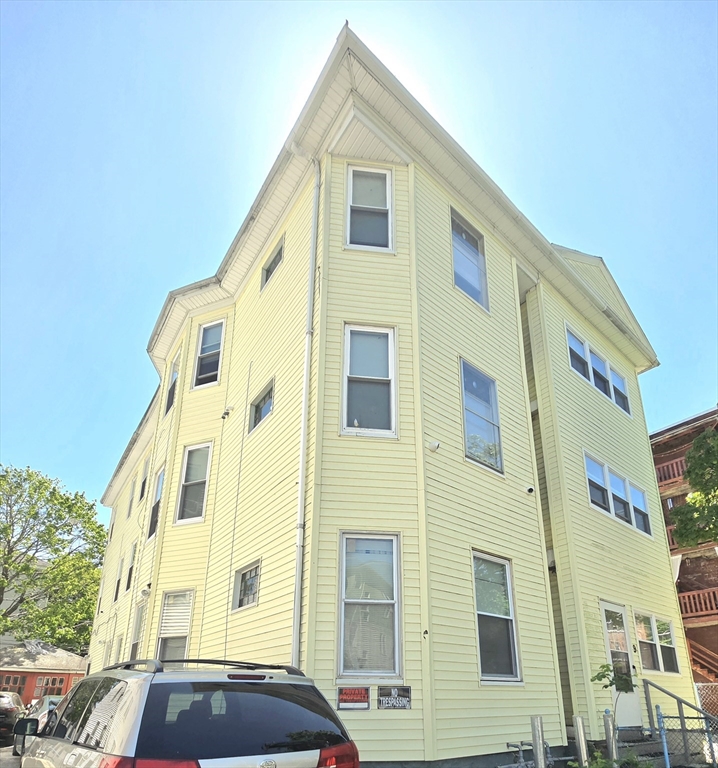 9 Pelham Street Worcester, MA 01609 - Photo 1 of 38 Gallery Image 1