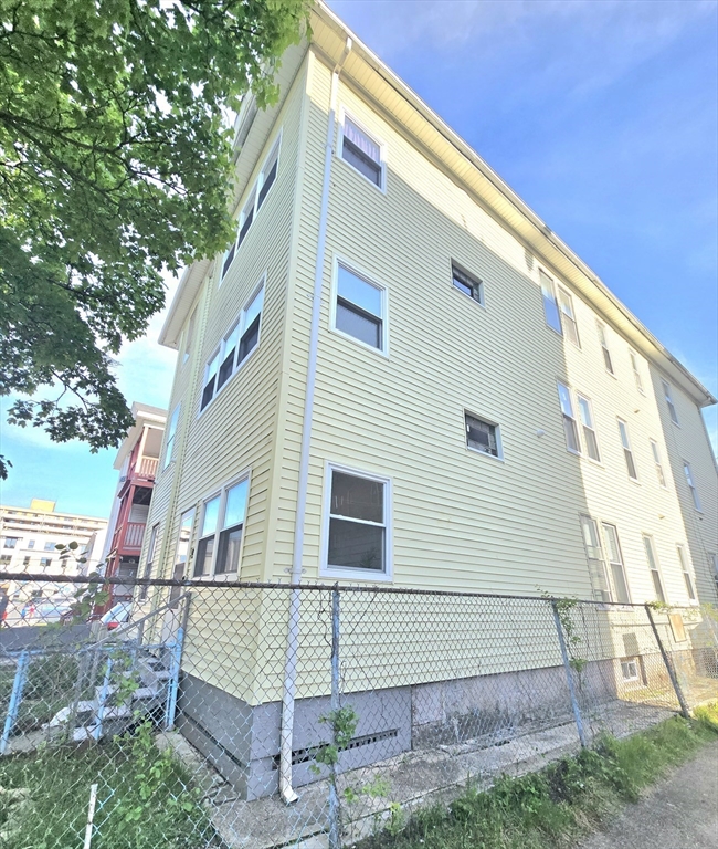 9 Pelham Street Worcester, MA 01609 - Photo 3 of 38 Gallery Image 3