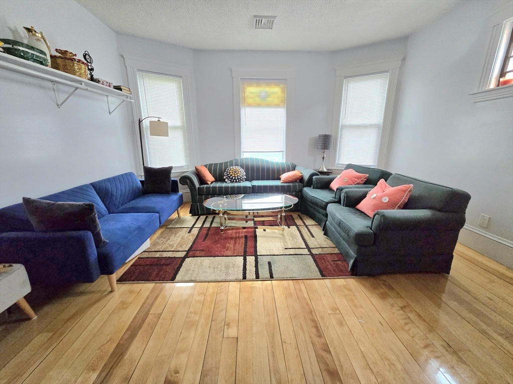 9 Pelham Street Worcester, MA 01609 - Photo 4 of 38 Gallery Image 4