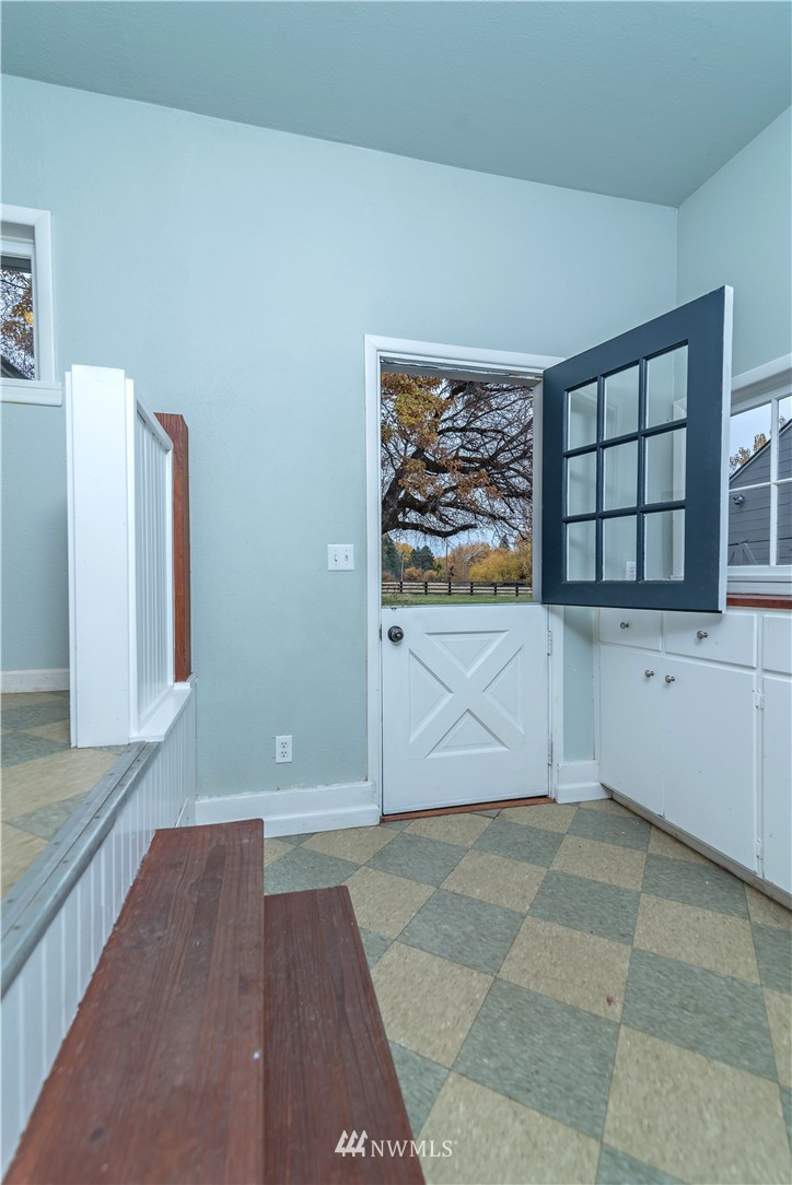 510 East Bender Road Ellensburg, WA 98926 - Photo 12 of 28 a view of empty room with window