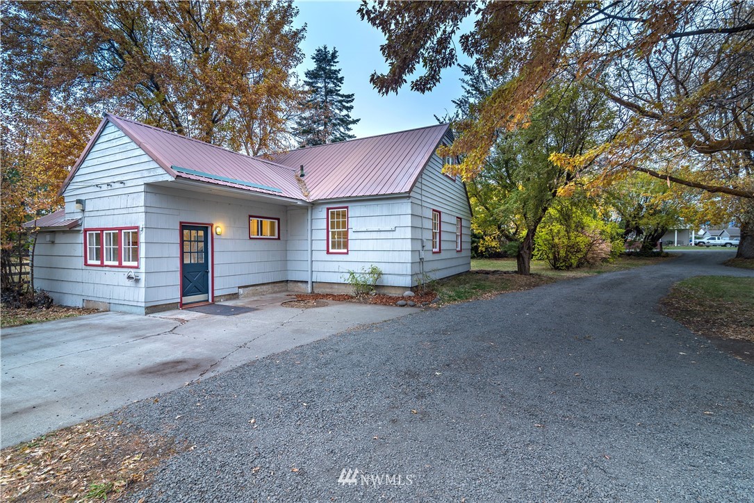 510 East Bender Road Ellensburg, WA 98926 - Photo 13 of 28 a view of a house with a yard and garage