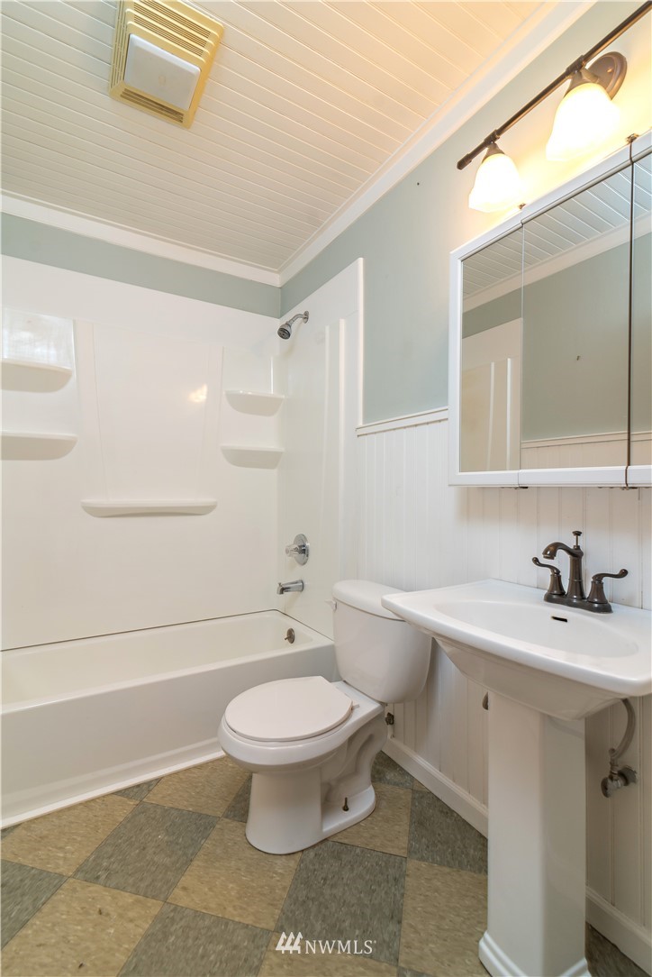 510 East Bender Road Ellensburg, WA 98926 - Photo 16 of 28 a bathroom with a sink toilet and shower