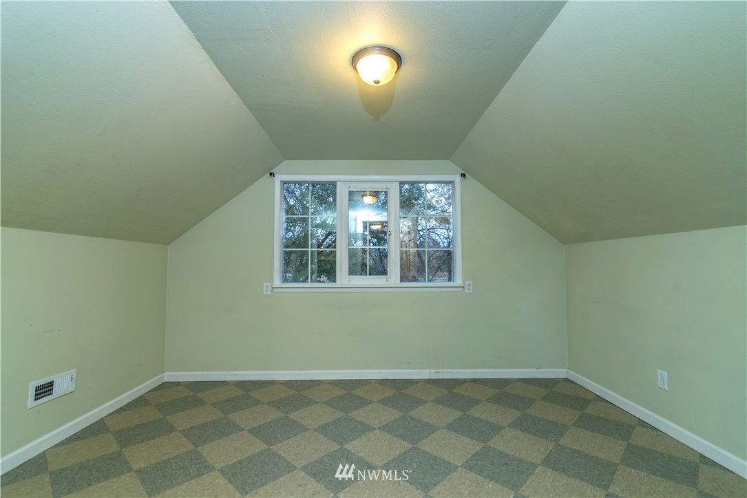 510 East Bender Road Ellensburg, WA 98926 - Photo 18 of 28 an empty room with a window