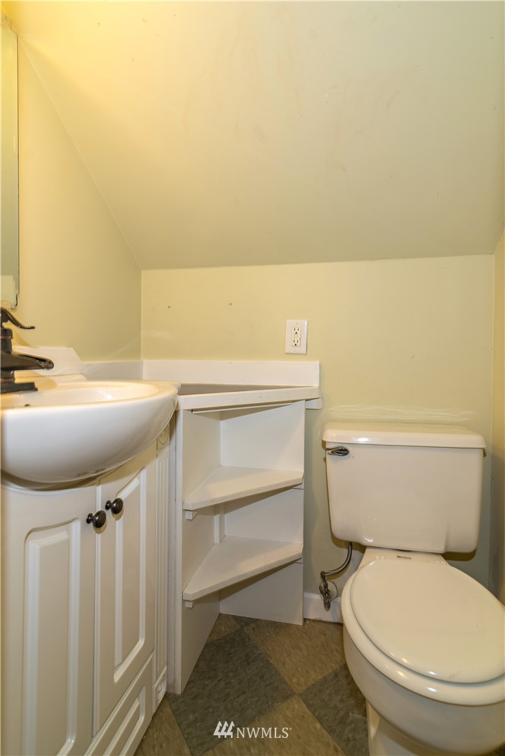510 East Bender Road Ellensburg, WA 98926 - Photo 19 of 28 a bathroom with a toilet a sink and mirror