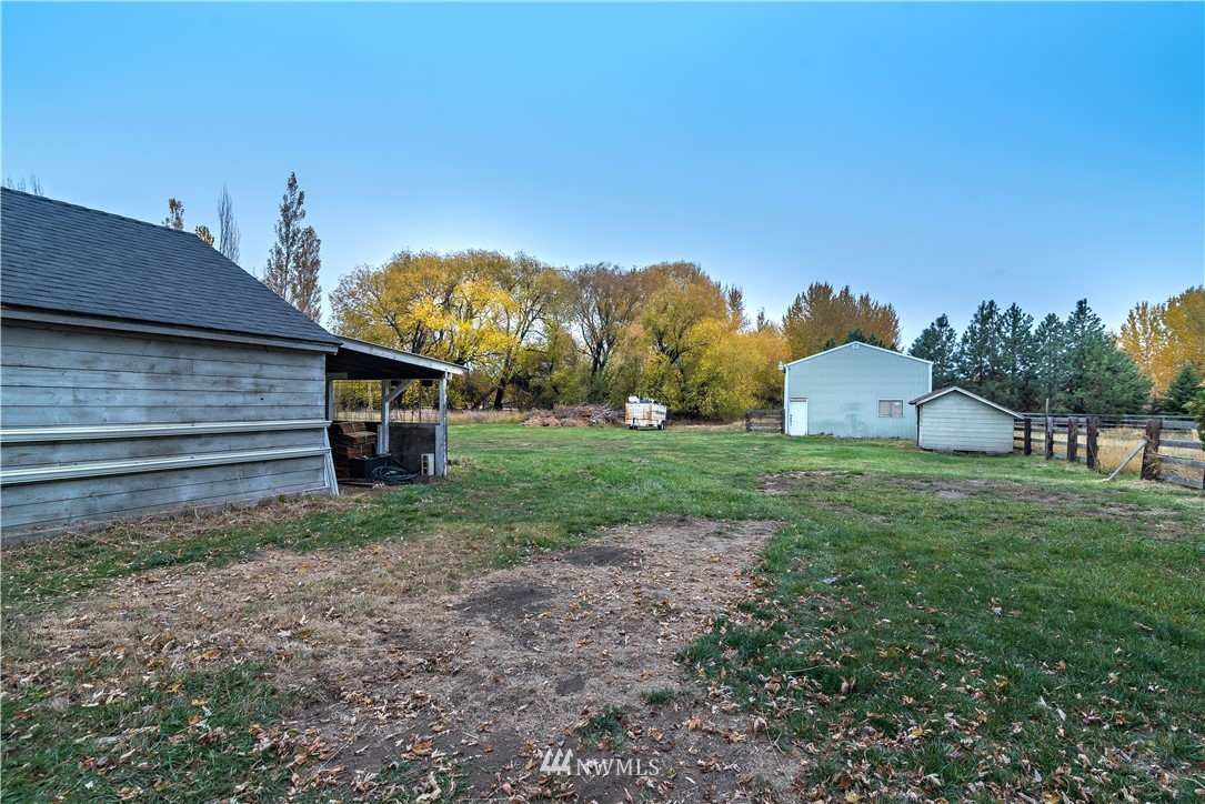 510 East Bender Road Ellensburg, WA 98926 - Photo 22 of 28 a view of a house with backyard