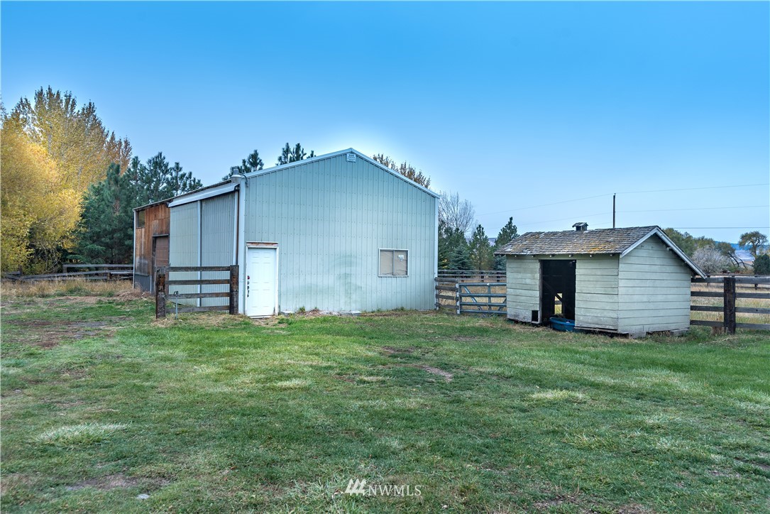 510 East Bender Road Ellensburg, WA 98926 - Photo 23 of 28 a house with a yard