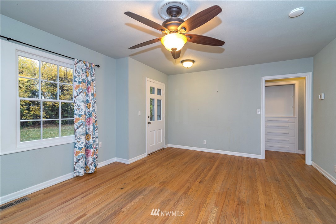 510 East Bender Road Ellensburg, WA 98926 - Photo 4 of 28 wooden floor in an empty room with a window