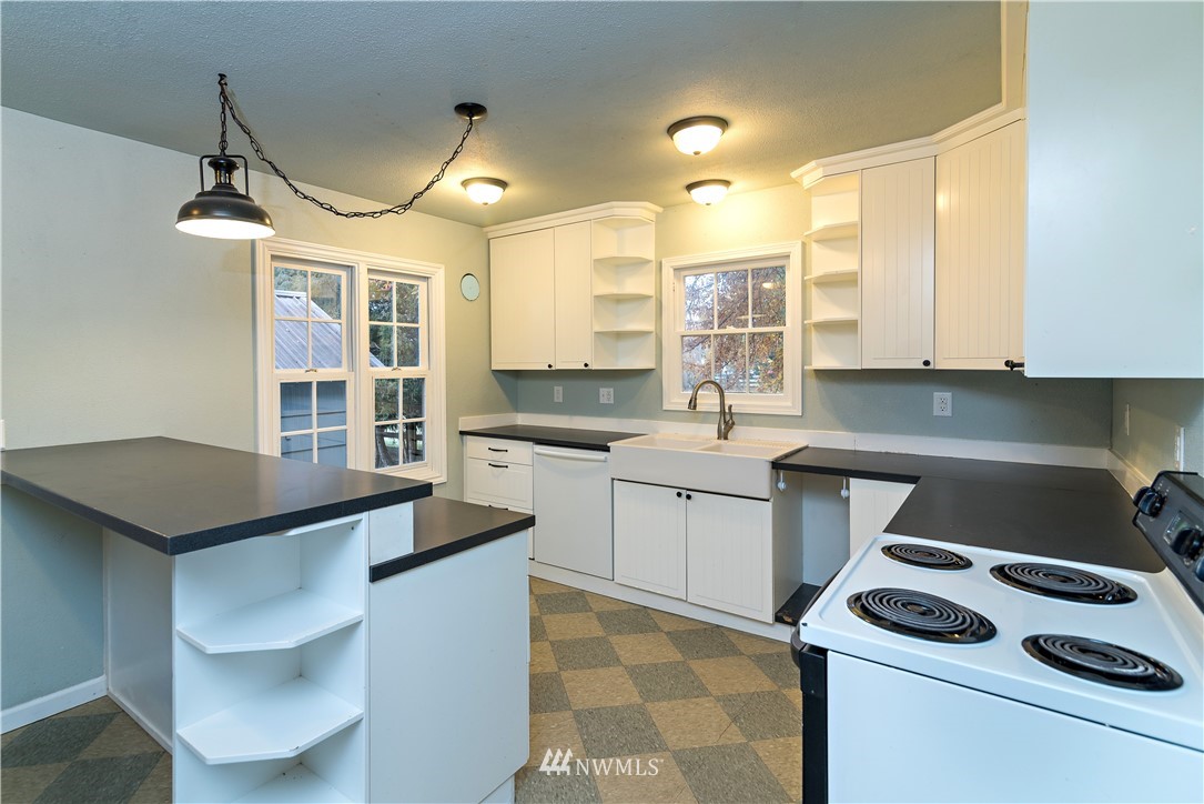 510 East Bender Road Ellensburg, WA 98926 - Photo 5 of 28 a kitchen that has a sink and a stove in it