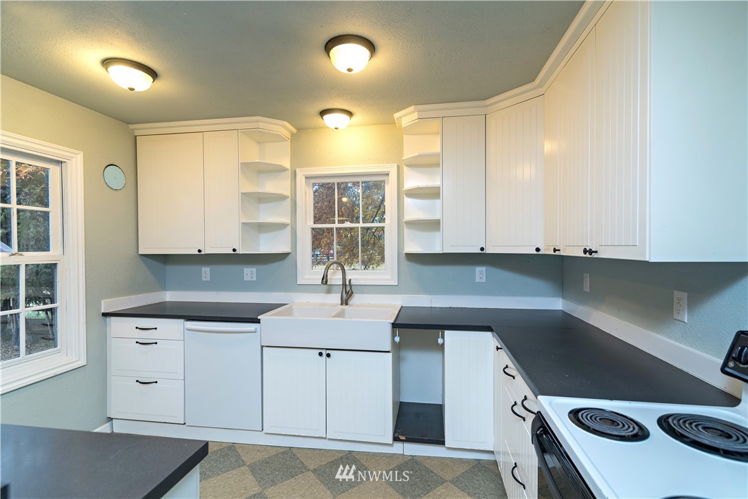 510 East Bender Road Ellensburg, WA 98926 - Photo 6 of 28 a kitchen with a sink stove and cabinets