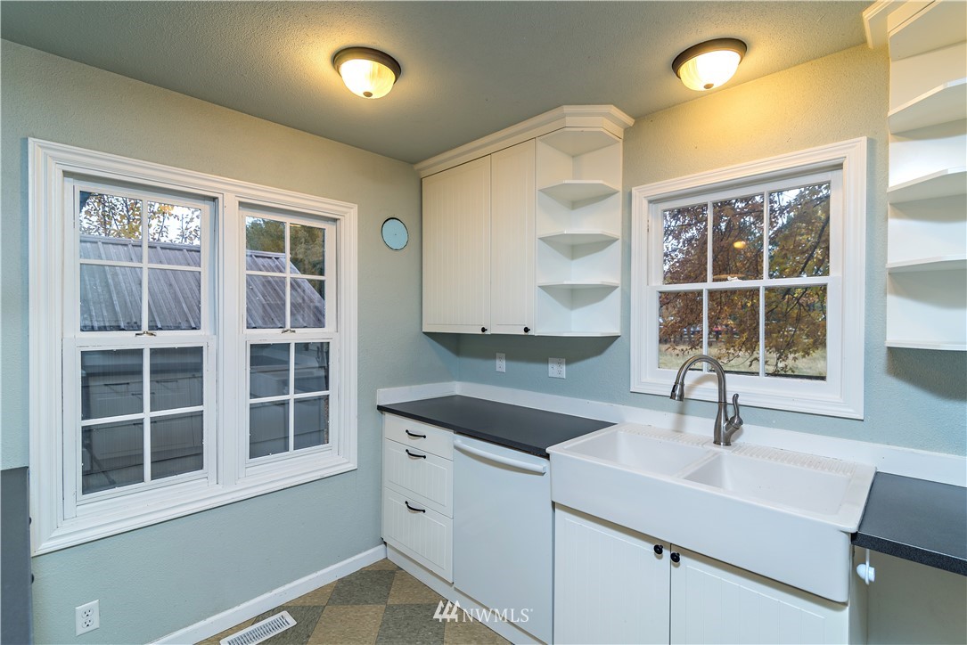 510 East Bender Road Ellensburg, WA 98926 - Photo 7 of 28 a kitchen with a sink and a window
