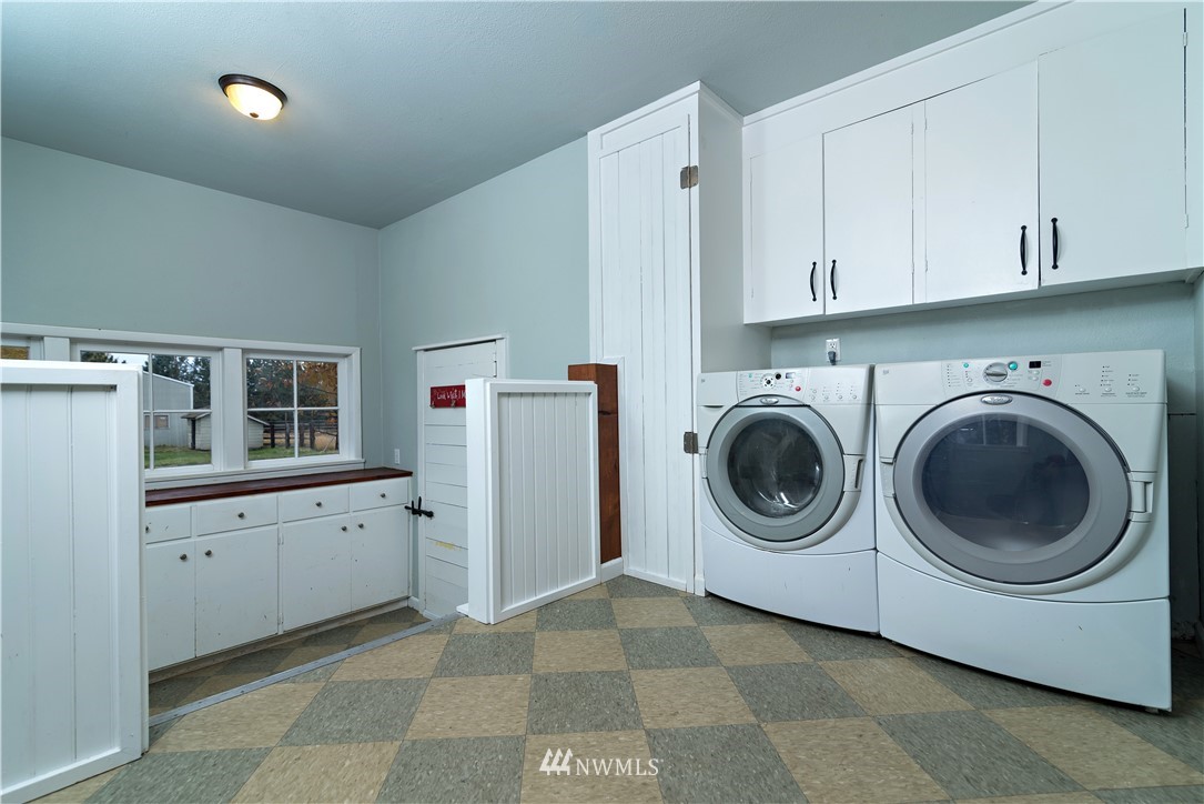 510 East Bender Road Ellensburg, WA 98926 - Photo 9 of 28 a utility room with sink dryer and washer