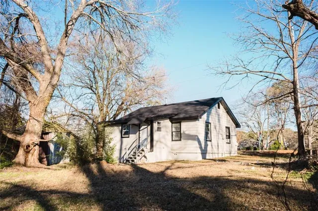 a view of a yard with an trees