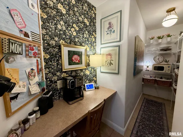 $649,900 | 19051 Athens Blacktop Road, Petersburg, IL 62675