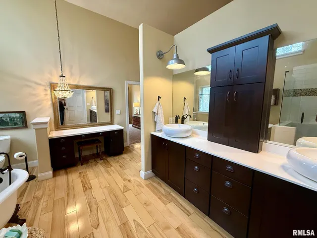 $649,900 | 19051 Athens Blacktop Road, Petersburg, IL 62675