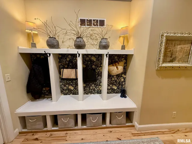 $649,900 | 19051 Athens Blacktop Road, Petersburg, IL 62675