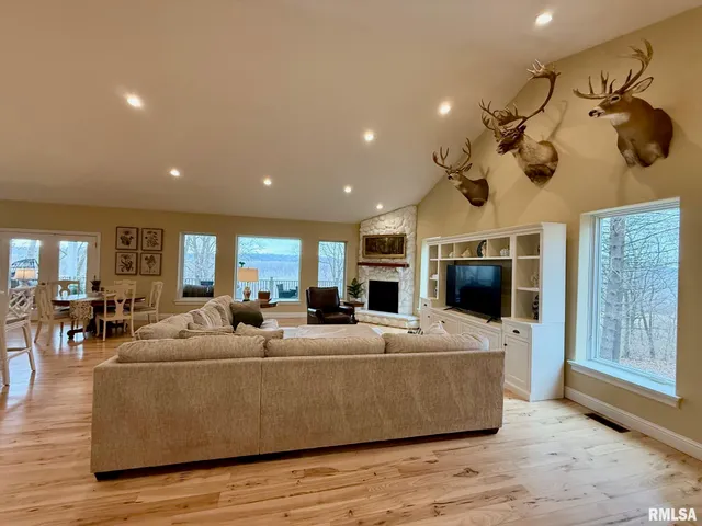 $649,900 | 19051 Athens Blacktop Road, Petersburg, IL 62675