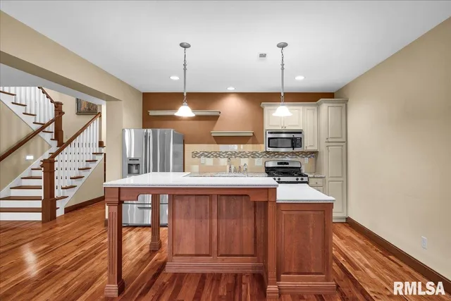 $899,500 | 23523 West Barrett Road, Elmwood, IL 61529