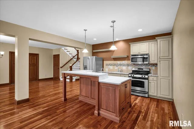 $899,500 | 23523 West Barrett Road, Elmwood, IL 61529