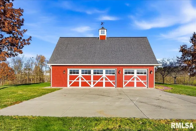 $899,500 | 23523 West Barrett Road, Elmwood, IL 61529