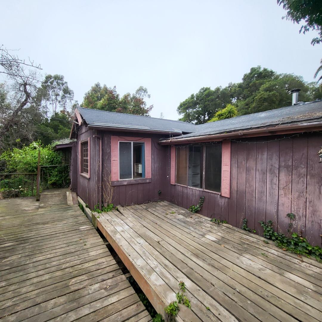 159 Strawberry Road Watsonville, CA 95076 - Photo 4 of 109 a front view of a house with garden