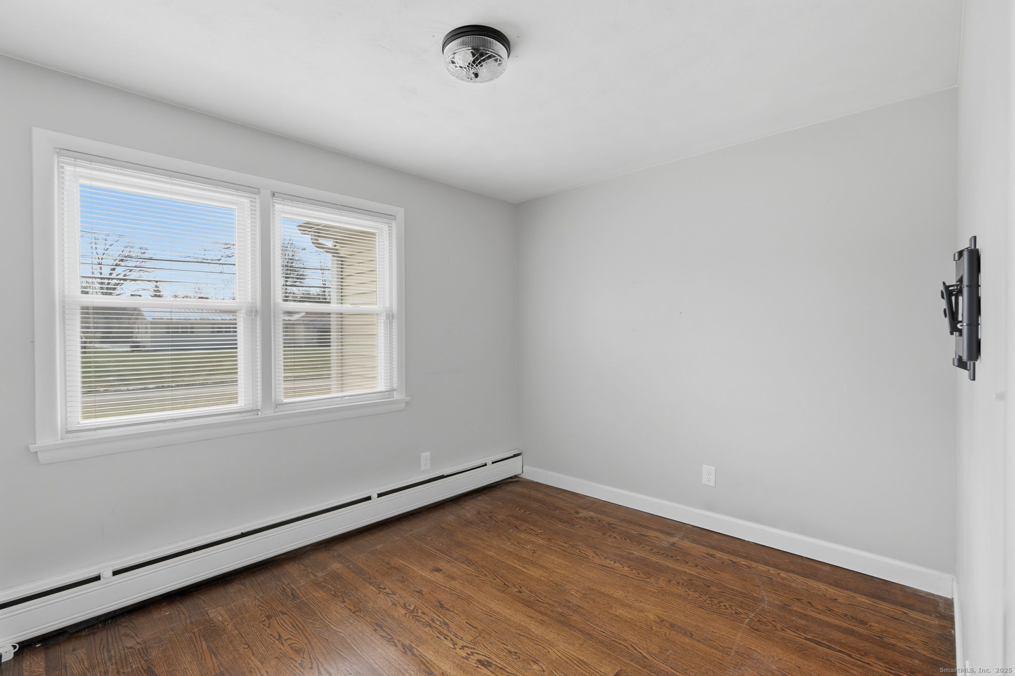 269 Great Swamp Road Glastonbury, CT 06033 - Photo 14 of 31 an empty room with a window