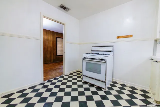 $1,400 | 102 Raleigh Place, San Antonio, TX 78201