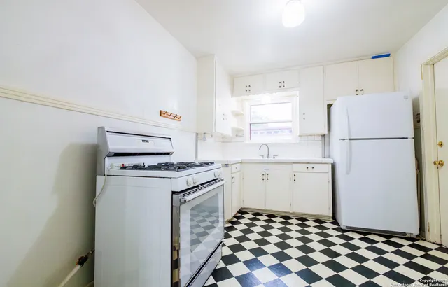 $1,400 | 102 Raleigh Place, San Antonio, TX 78201