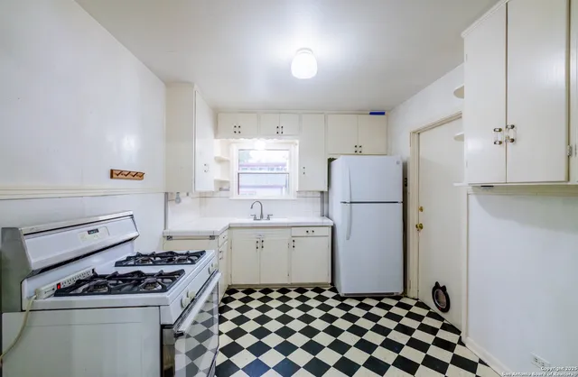 $1,400 | 102 Raleigh Place, San Antonio, TX 78201