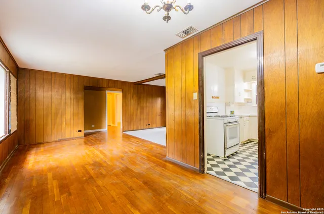 $1,400 | 102 Raleigh Place, San Antonio, TX 78201