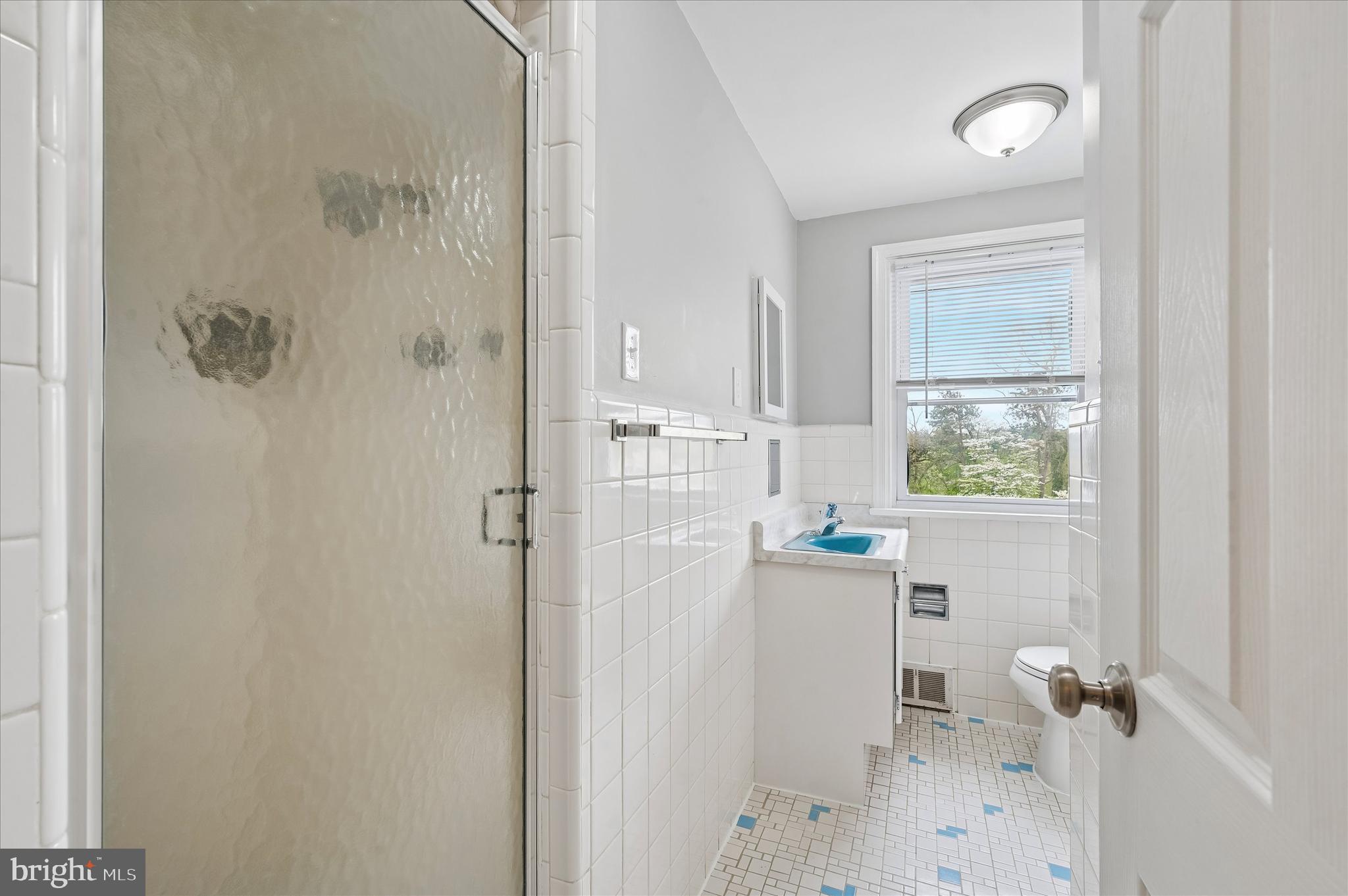 975 Palmers Mill Road Media, PA 19063 - Photo 18 of 25 3rd Floor bath
