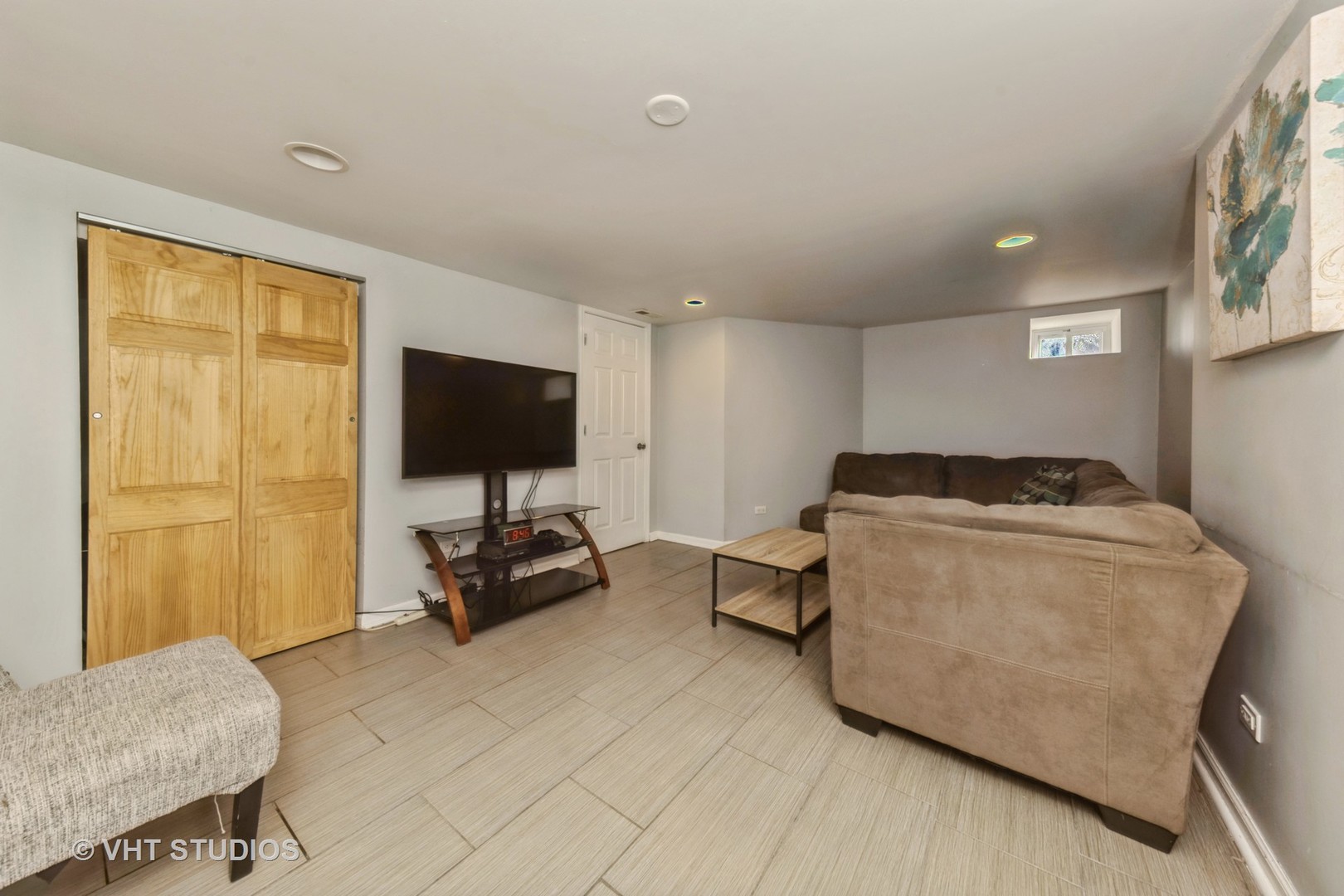 221 Cornwall Drive Crete, IL 60417 - Photo 22 of 26 a living room with furniture and a flat screen tv