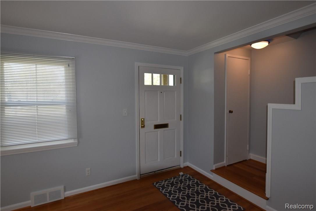 1800 Graefield Road Birmingham, MI 48009 - Photo 6 of 25 Bright and Airy. Hardwood Floors. Freshly Painted.