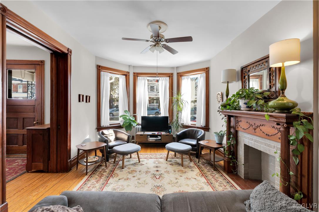 733 High Street Bethlehem, PA 18018 - Photo 13 of 37 Living Room