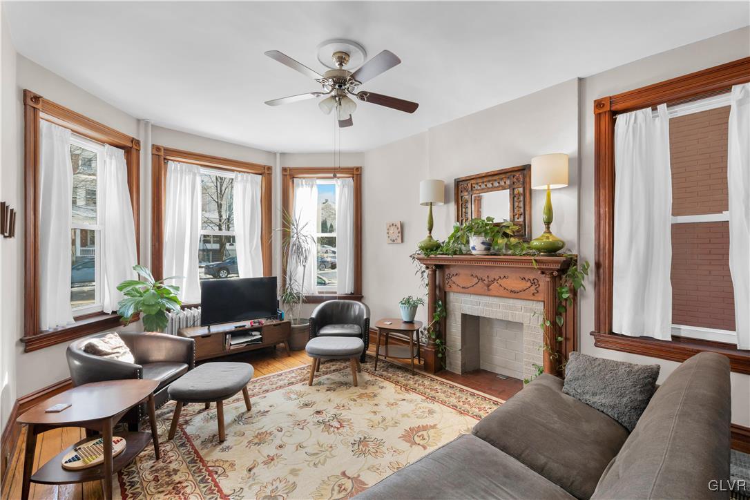 733 High Street Bethlehem, PA 18018 - Photo 14 of 37 Living Room
