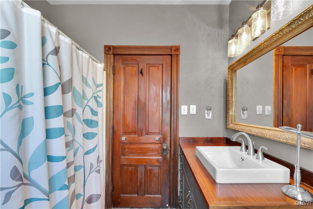 733 High Street Bethlehem, PA 18018 - Photo 19 of 37 Bathroom