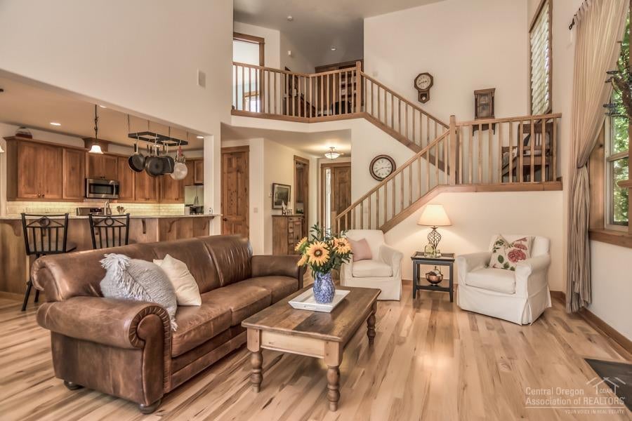19505 Sugar Mill Loop Bend, OR 97702 - Photo 4 of 23 Expansive ceiling height adds to large f