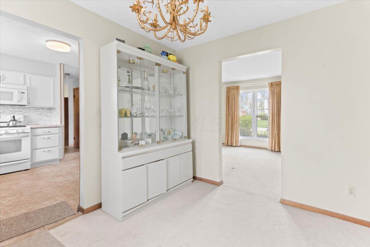 3175 Pine Valley Road Columbus, OH 43219 - Photo 10 of 25 10-Dining Area