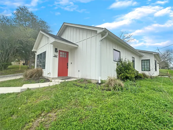 $1,450 | 317 8th Street, Shiner, TX 77984