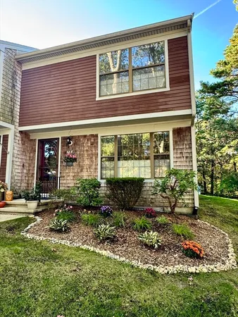 a view of a house with backyard and garden