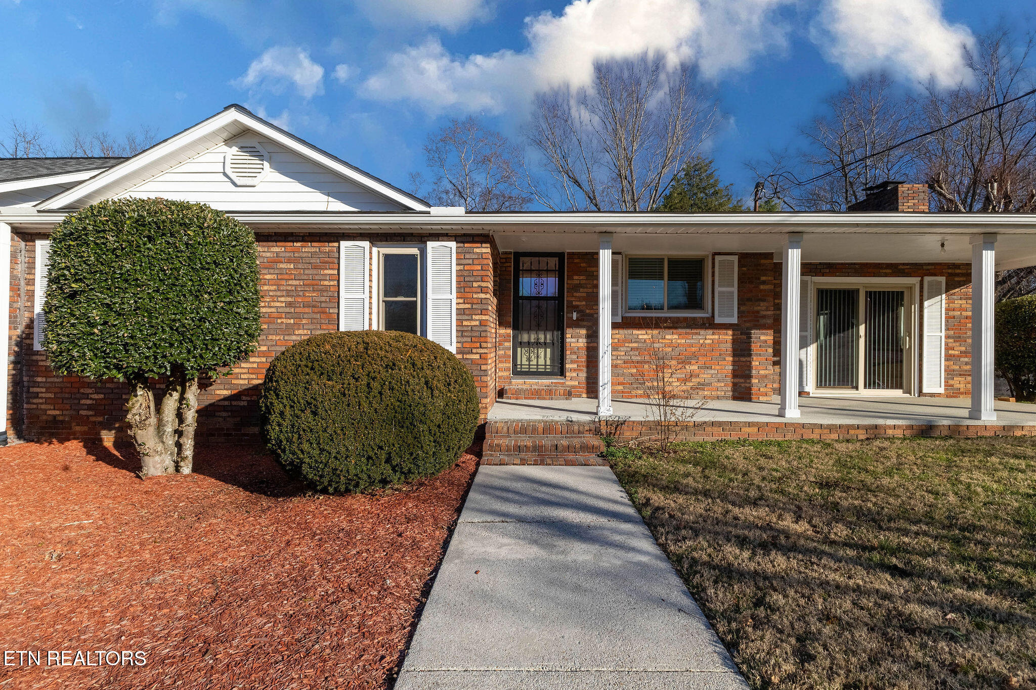 264 Mc Kinney Road Harriman, TN 37748 - Photo 3 of 38 Covered front Porch