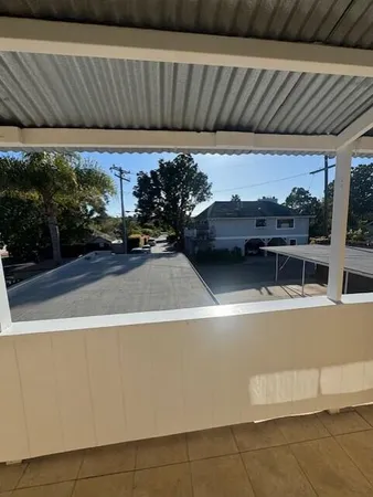 a view of a backyard