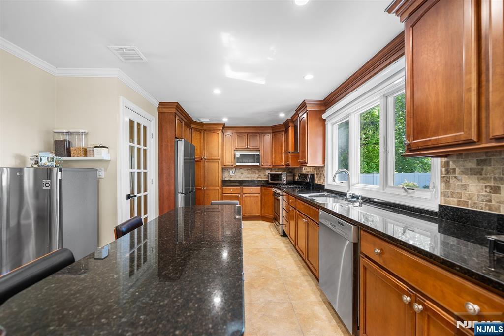 124 Crain Road Paramus, NJ 07652 - Photo 11 of 48